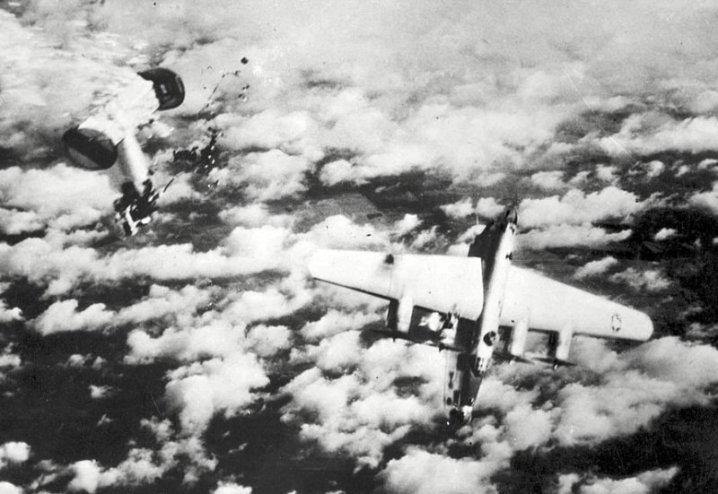 Me 262의 공격을 받고 기체가 절단된 제448폭격비행단 소속 B-24M. 기체가 약하고 생존성이 떨어져 폭격기 승무원들이 선호하지 않았다. < 출처 : Public Domain >