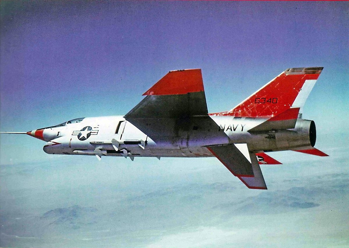 비행중인 XF8U-3 크루세이더 III 전투기 <출처: Public Domain>