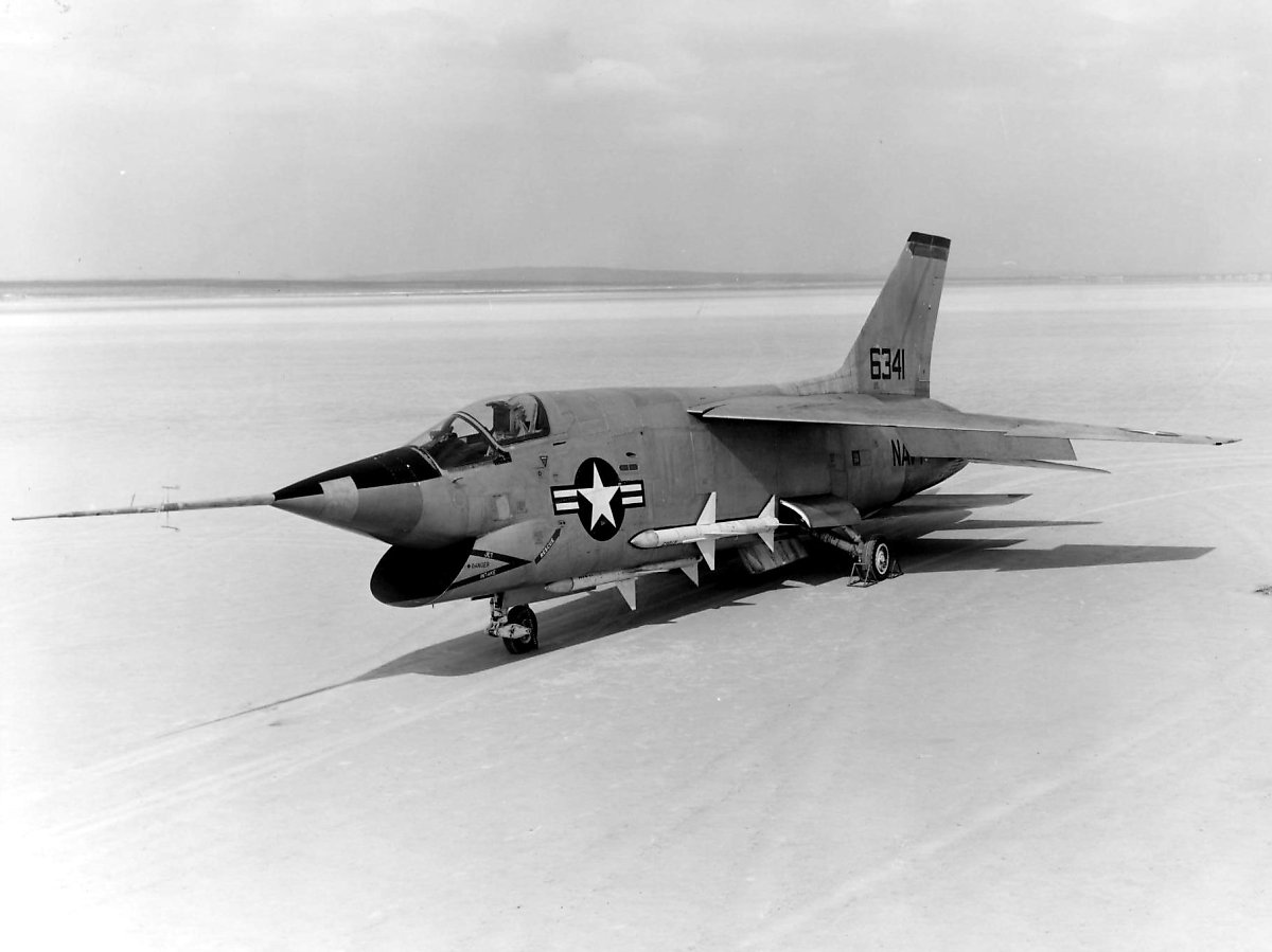 캘리포니아주 에드워즈(Edwards) 공군기지에서 이륙 준비 중인 크루세이더 III, 기체 번호 146341번기. (출처: US Navy)