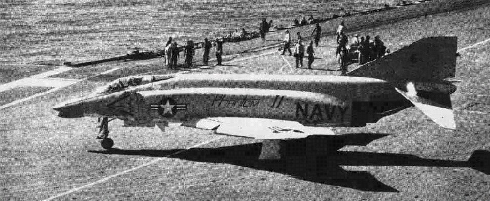 크루세이더 III를 꺾고 미 해군으로부터 채택된 F4H-1(훗날의 F-4A-1) 시제기가 인디펜던스 항모 위에 주기된 모습. (출처: Public Domain)
