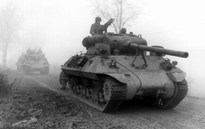 벌지 전투 당시인 1944년 12월 20일에 벨기에 가도를 통과하는 M36 부대. < 출처 : Public Domain >