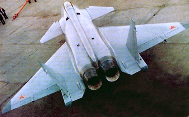 MiG-1.42/44MFI의 후면 모습. 강력한 엔진 출력을 자랑하는 AL-41F 엔진을 2기를 채용한 것이 특징이다. 페레스트로이카로 소련이 붕괴되지 않았다면 F-35의 대항마로 채택될 수 있었을 것이다. <출처 : Авиару.рф>
