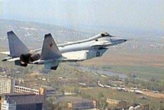 미코얀 구레비치의 MiG-1.42/44MFI 시제기가 1998년 3월 비행 테스트를 하고 있다. <출처: Авиару.рф>