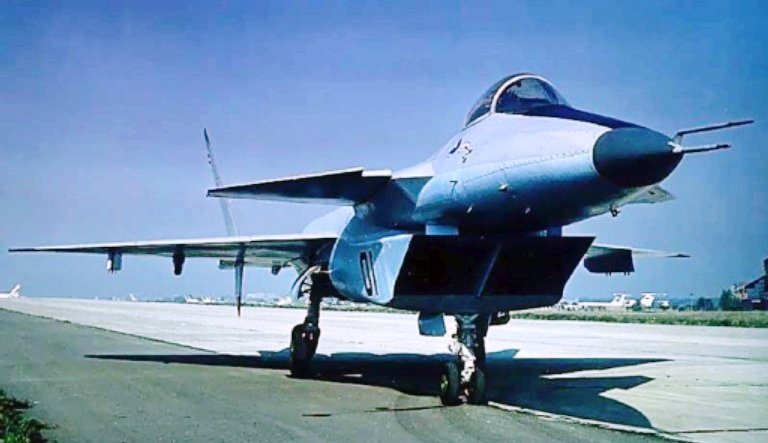 MiG-1.42/44MFI의 정면 모습. 공기흡입구(Air intake)와 델타형 카나드의 채용은 유로파이터 타이푼에 시연된 것과도 흡사하다. 당시 차세대 항공기의 구조에서 델타익 카나드를 채용하는 것이 대세였음을 간접적으로 알 수 있다. <출처 : Авиару.рф>