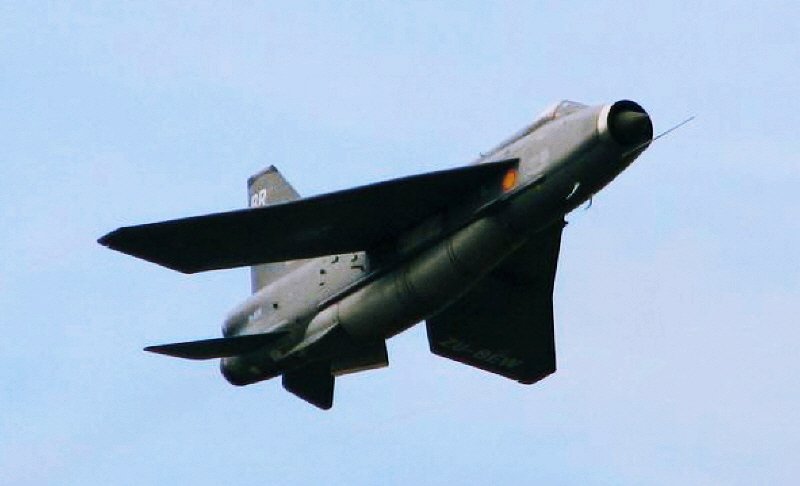 라이트닝은 기수와 주익이 동시대에 탄생한 소련의 제2세대 전투기인 MiG-21과 유사하다. < 출처 : (cc) Danie van der Merwe at Wikipedia.org >