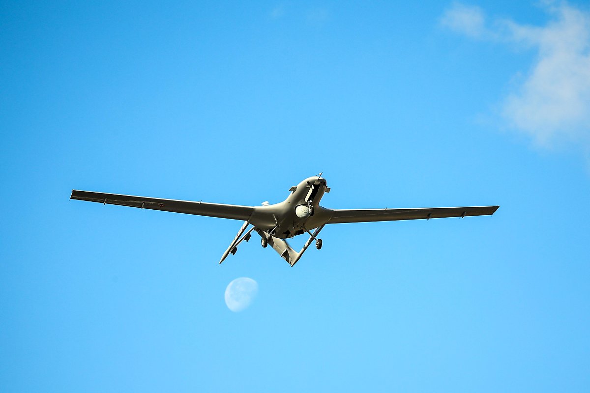 비행 중인 바이락타르 TB2. 바이락타르 TB2는 간단한 경무장이 가능한 UAV지만, 기본적인 정찰감시용 무인기의 역할도 소화할 수 있다. (출처: Baykartech.com)