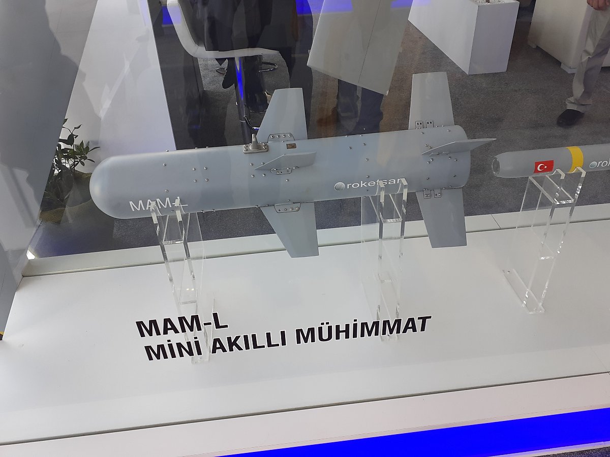 바이락타르 TB2와 통합된 로켓산의 MAM-L 미사일. 최초부터 경량형으로 만든 미사일로, 무인항공기나 경공격기에서 운용할 것을 염두에 두고 제작되었다. (출처: Kingbjelica/Wikimedia Commons)