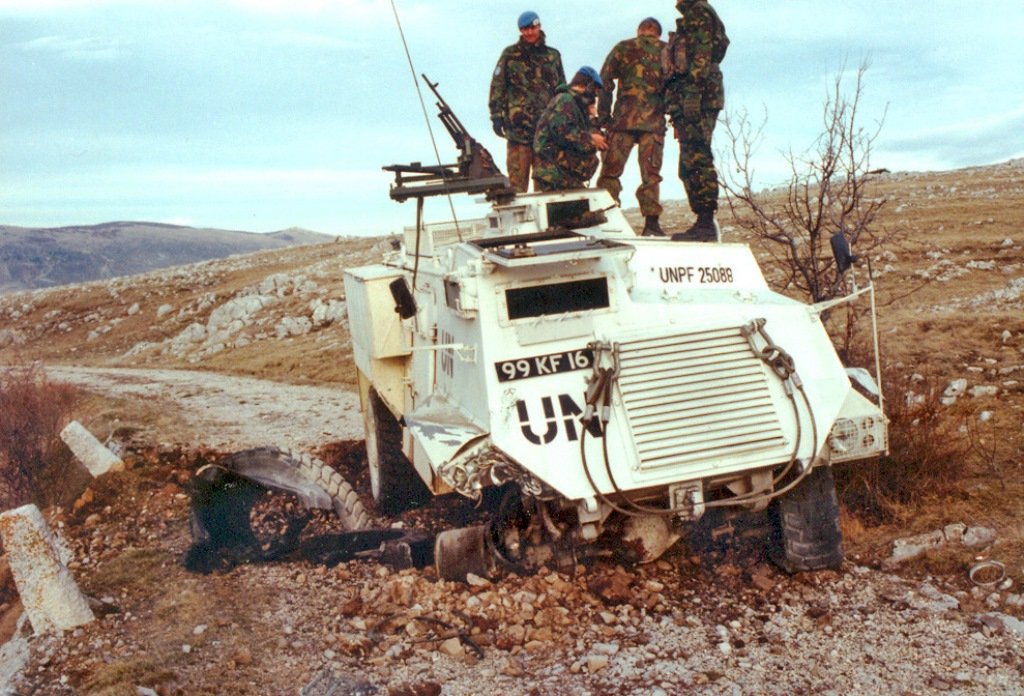 보스니아평화안정군 SFOR 작전 당시 지뢰에 피격된 영국군 색슨 장갑차 <출처 : thinkdefence.co.uk>