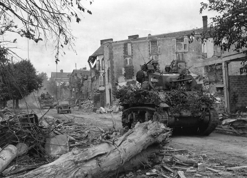 1944년 7월 초, 점령지인 프랑스 꾸땅스 지역을 통과하는 미군 소속 M5A1. < 출처 : Public Domain >