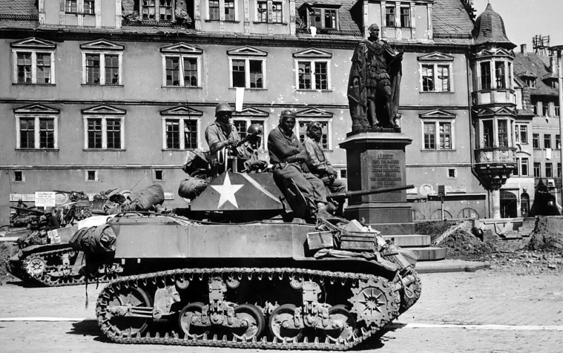 1945년 독일 코버크를 점령한 제761전차대대 소속 M5A1. < 출처 : Public Domain >
