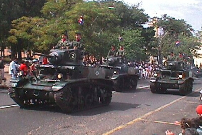 2002년 아순시온에서 벌어진 군사 퍼레이드에 등장한 M3. 현재도 파라과이는 10대를 치장 물자로 보관 중이다. < 출처 : (cc) Mark Holloway at Wikimedia.org >