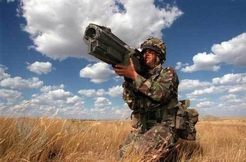 LAW 80을 들고 있는 영국군 <출처 : weaponsystems.net>