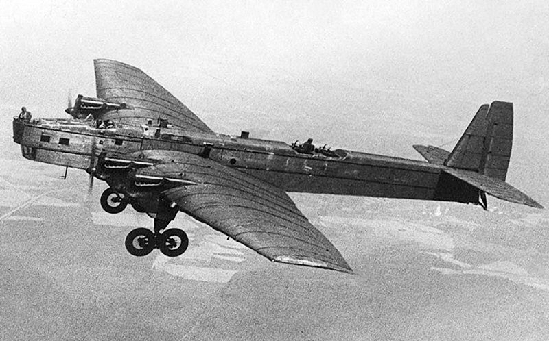 TB-3은 탄생 당시 기준으로 상당한 수준의 중폭격기였지만 제2차 대전이 발발했을 때 구식으로 전락했다. 그럼에도 가장 아쉬웠던 순간에 최선을 다하며 소련의 자부심이 되었다. < 출처 : Public Domain >