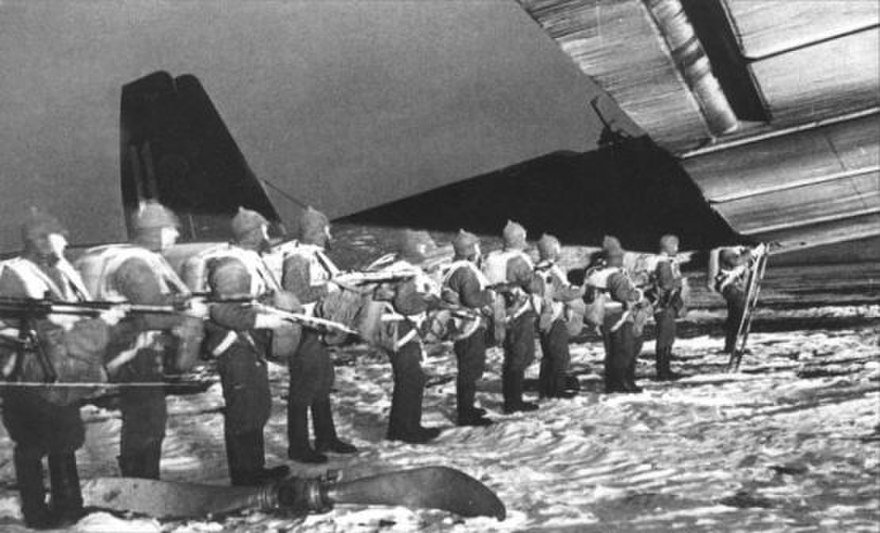 소련군 공수부대는 최초로 대규모 집단 강하에 성공하였으며 주된 투입수단이 TB-3 였다. < 출처 : Public Domain >