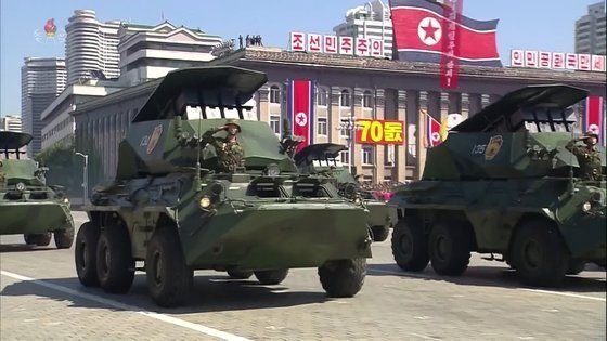 북한군의 M-2018 전술 로케트는 사각형 발사관에 수납된 전술 로케트 8발을 M-2012 6륜 APC에 장착, 기동과 기습에 특화된 형상을 보이고 있다. <출처 : 조선중앙TV>