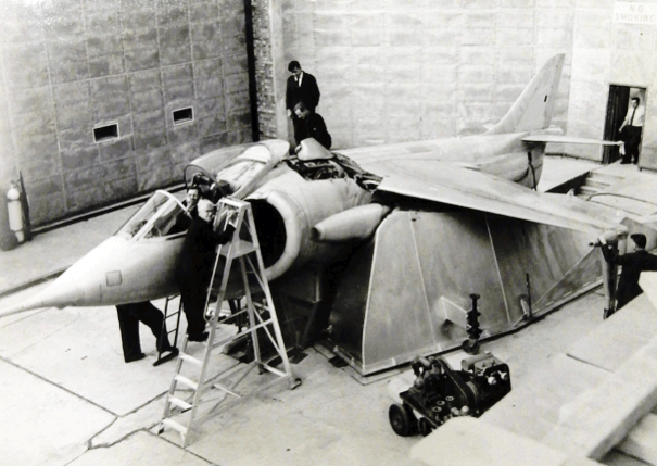 호커 항공의 던스포드 비행장에서 엔진출력을 시험중인 P.1127 시제기의 모습 <출처: Public Domain>