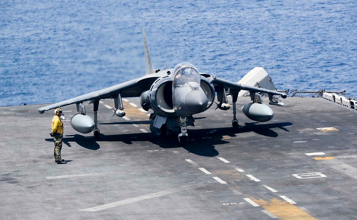 P.1127/케스트렐의 후신이 된 AV-8B 해리어(Harrier) II. 미 제13 해병원정부대(MEU) 소속 기체로, '내재적 결의(Inherent Resolve)' 작전 중 미 해군 강습상륙함 '박서(USS Boxer, LHD-4)'함 위에서 촬영된 것이다. (출처: US Naval Forces Central Command)