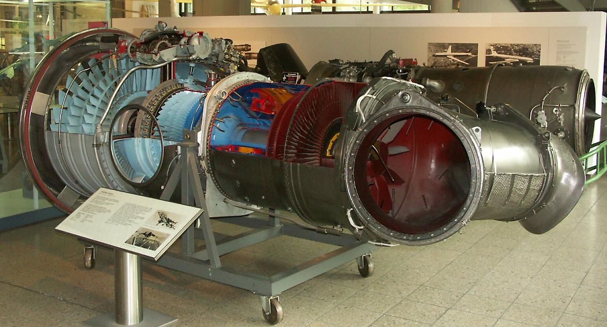 롤스-로이스(Rolls-Royce)사에 전시 중인 페가수스 엔진. 엔진 내부를 볼 수 있도록 절단되어 있다. (출처: Jaypee/Wikimedia Commons)