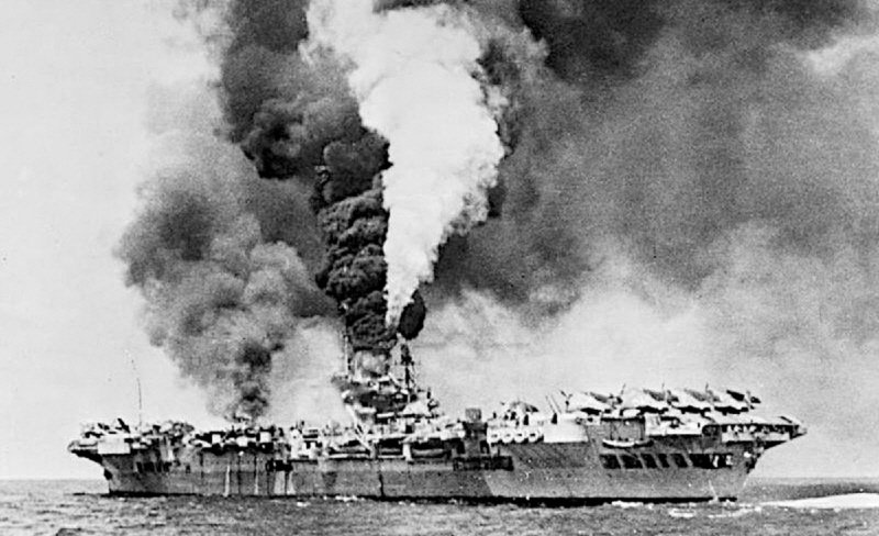1945년 5월 4일 가미카제의 공격을 받고 불타는 포미더블(67). 비록 함재기 운용 능력이 떨어졌지만 방어력을 충실히 구축한 덕분에 피해를 극복할 수 있었다. < 출처 : Public Domain >