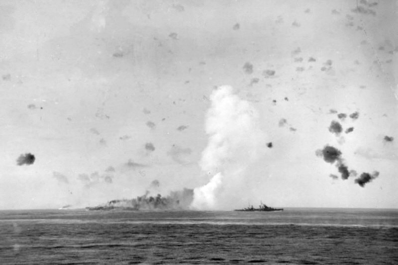 1942년 8월 12일 말타 인근에서 작전 중 독일 공군의 공습을 받고 불타는 인도미터블(92). < 출처 : Public Domain >
