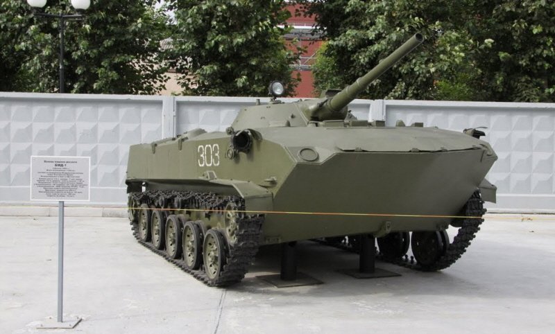 BMD-1은 1970년부터 일선에 배치되었다. BMP-1을 기반으로 했지만 냉전의 대립이 심각한 시기여서 엄청나게 빠른 속도로 개발과 배치가 이루어질 수 있었다. < 출처 : (cc) Владимир Саппинен at wikimedia.org >