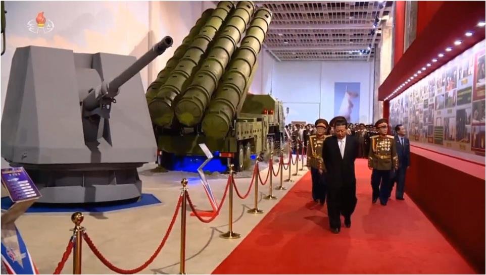 자위-2021 전시회에 전시된 북한 신형 76mm 함포 포탑. 향후 농어급을 비롯한 북한 주요 함정에 장착될 것으로 보인다. <출처 : 조선중앙TV>