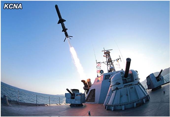 금성-3호 미사일을 발사하고 있는 농어급 함대함 미사일 장착 SES <출처 : 조선중앙통신>