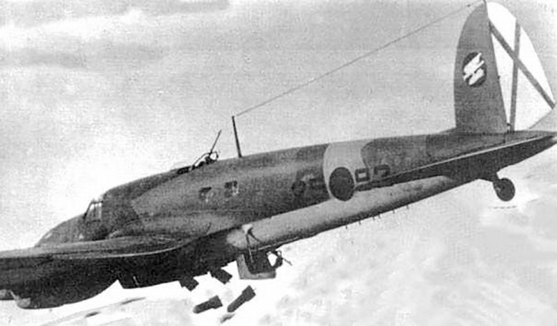 1938년 스페인 내전 당시에 폭탄을 투하 중인 콘돌 군단 소속 He 111 < 출처 : Public Domain >