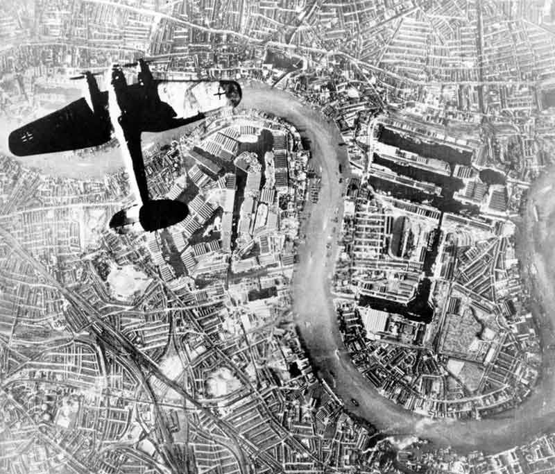 1940년 9월 7일, 런던 대공습 당시에 템스강 상공을 비행 중인 He 111. 하지만 이를 정점으로 주력기의 지위를 내려놓아야 했다. < 출처 : Public Domain >