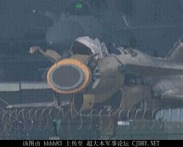 레이돔이 오픈되어 공개된 AESA 레이더를 장착한 J-10B. J-16도 같은 유형의 AESA 레이더를 장착했을 가능성이 있다. <출처 : China military review>