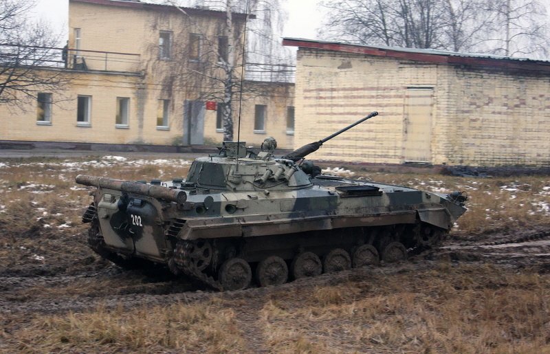 BMD-2  Ǿ BMP-2 . 1970뿡 ߵ  ̳   þƱ ַ ϰ ִ. < ó : (cc) Vitaly V. Kuzmin at Wikimedia.org >