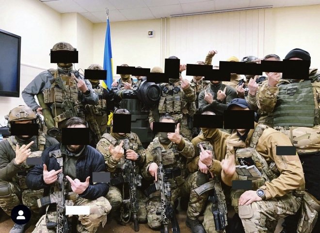 3월 1일, 우크라이나에 도착하여 기념사진을 촬영하고 있는 전방관측단(Forward Observation Group)의 모습. 이들은 미군의 특수작전부대 출신으로 알려져 있다. <출처: FOB 트위터>