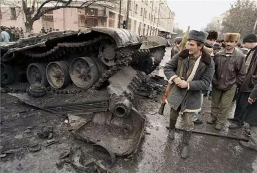 그로즈니 전투에서 포탑이 파괴된 채 전소된 러시아 T-72 전차와 이를 바라보는 체첸군. T-72의 장갑 방호력은 러시아군에게 심각한 피해를 야기했다. <출처 : Public domain>