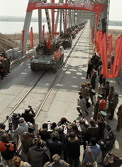 아프가니스탄에서 무자헤딘(Mujahideen)을 상대로 오랜 시간 동안 ‘이기지 못하면 지는 전쟁’을 수행하고, 1989년 2월 15일 마지막으로 우즈베키스탄(구소련 영토)으로 복귀한 ‘Hairatan Bridge’의 장갑차(BTR-80) 행렬 <출처: 위키피디아>