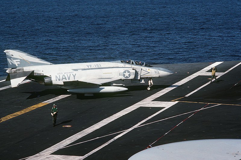 항모 CV-41 미드웨이에 착함 후 주기장으로 이동 중인 F-4S. 항모가 대형화되면서 함재기도 커졌고 그만큼 성능이 향상될 수 있었다. < 출처 : Public Domain >