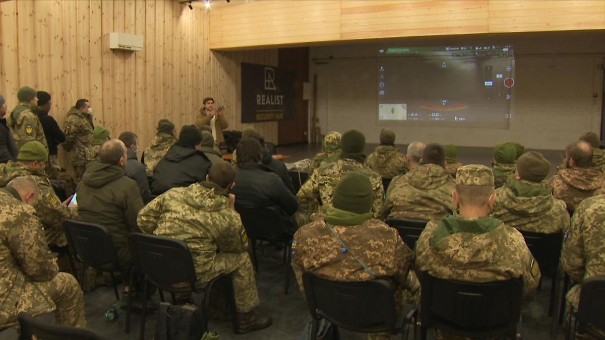 드론 전문가로부터 드론 운용 방법을 교육받고 있는 키이우 지역 예비군의 모습 <출처: https://news.sky.com/story/ukraines-growing-reserve-army-getting-ready-amid-fears-of-russian-attack-12512270>