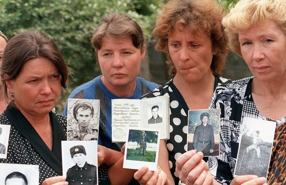 1차 체첸전쟁(1994. 12. 11∼1996. 8. 31)에서 러시아군 5,732명이 전사자하고, 14,000여 명이 부상을 당했다. 2차 체첸전쟁(1999. 8. 26∼2009. 4. 16)에서는 3,725명이 전사하고 14,000여 명이 부상당했다. 이렇게 러시아군 전사자와 부상자가 급증하자 러시아의 어머니들은 자신들의 아들들을 집으로 보내달라는 캠페인을 전개하였다. 이번 우-러 전쟁에서도 이와 같은 움직임이 일어나고 있다. <출처: https://www.bbc.com/news/world-europe-60604952>