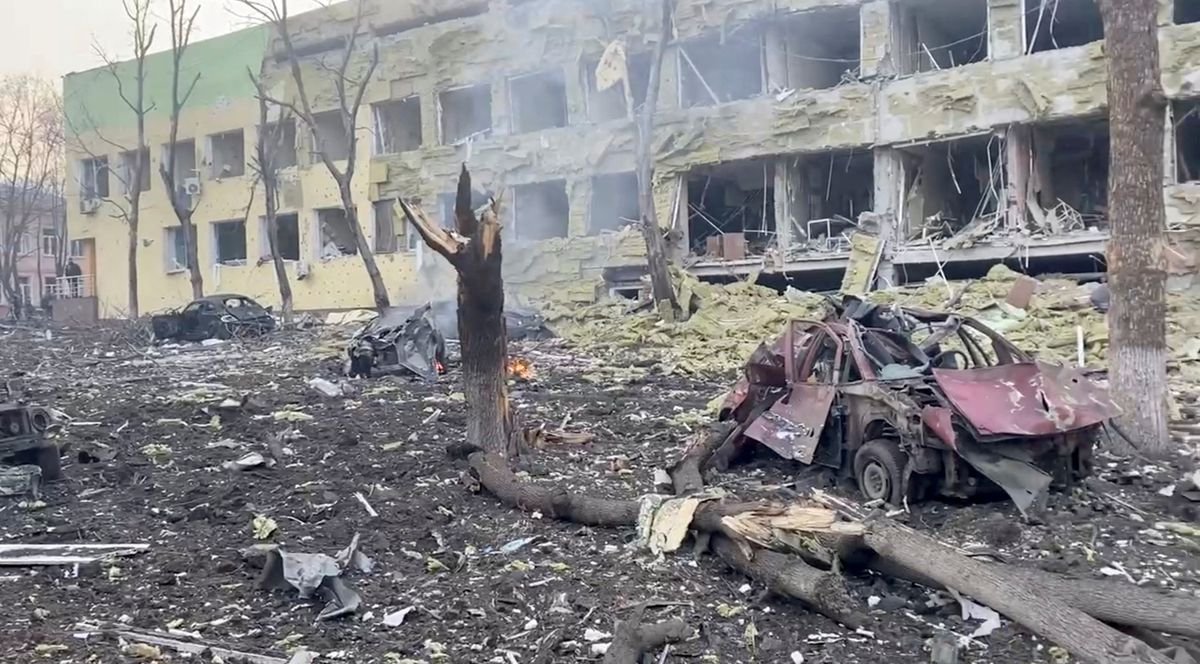 우크라이나 남부의 항구도시인 마리우폴(Mariupol)은 러시아군의 무차별적인 포격 및 미사일 공격으로 파괴되었다. 이로 인해, 3월 11일 현재 최소 1,582명이 시민이 사망한 것으로 추정되고 있다. <출처: https://www.reuters.com/world/ukraines-mariupol-says-1582-civilians-killed-by-russian-shelling-blockade-2022-03-11/>