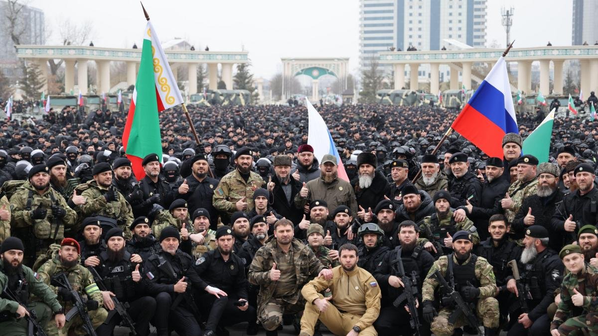 체첸의 수장인 람잔 카디로프(Ramzan Kadyrov)와 1만 명의 체첸군. 친러 성향이 강한 람잔 카디로프는 약 7만 명의 체첸군을 우크라이나에 파병할 수 있다고 강조했다. <출처: https://www.thetimes.co.uk/article/chechen-warlord-promises-shock-troops-for-invasion-zjn5l8cjh>