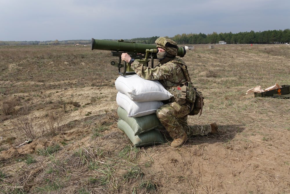 모래주머니에 기대 발사 준비 중인 우크라이나 병사 <출처 : glavnoe.ua>