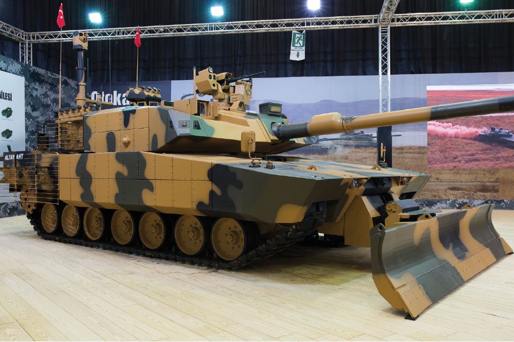 도심 전투용으로 설계된 알타이 AHT 전차. 전차 전면에 삽날을 설치한 점이 이채롭다. (출처: Defence Turkey)