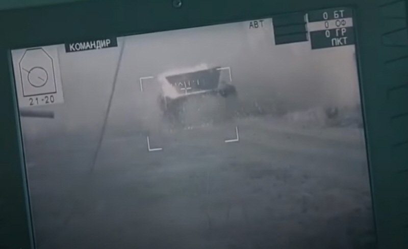 마리우폴 전투 중 우크라이나 아조프 대대 소속 BTR-4의 공격을 받고 격파되는 러시아군의 BRM-1K 정찰장갑차. < 출처 : https://www.youtube.com/watch?v=q3oRu_M4mgA >