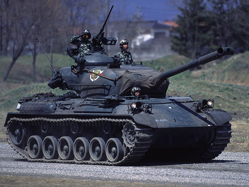 육상자위대의 61식 전차. 전후 일본의 최초 국산 주력전차였고 M24 및 M4A3E8을 대체할 목적으로 개발된 2세대 전차였지만, 가벼운 장갑과 약한 화력은 소련의 T-52/54 전차에 대응하기엔 부족했다. <출처 : tanks-encyclopedia>
