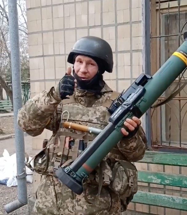 C90-CR-AM을 들고 있는 우크라이나군 <출처 : thefirearmblog.com>
