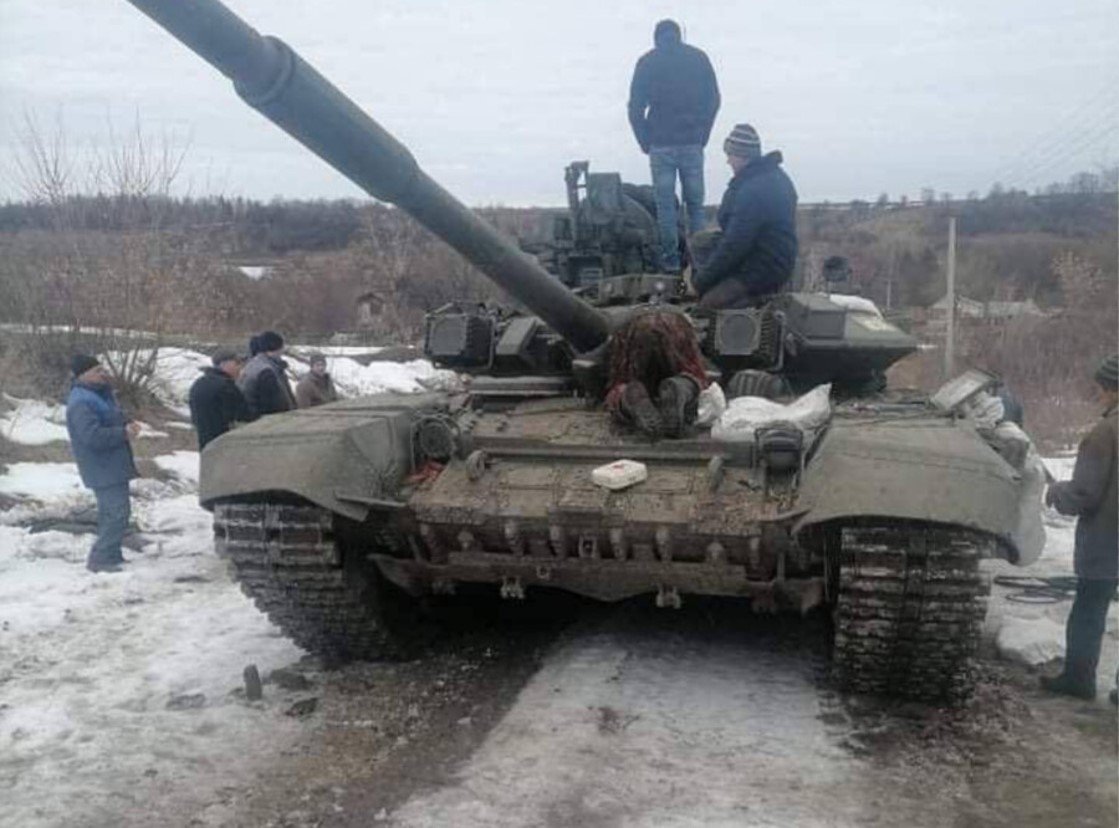 우크라이나에서 러시아군이 탈영한 전차를 시민들이 노획하고 있다. <출처 : public domain>