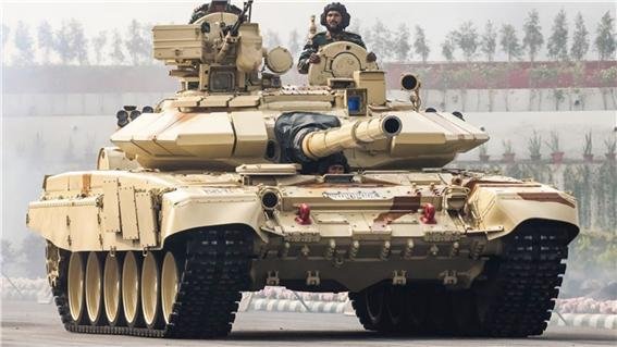 인도군의 T-90S 전차. 세계에서 가장 많은 재고량을 보유하고 있다. <출처 : military watch>