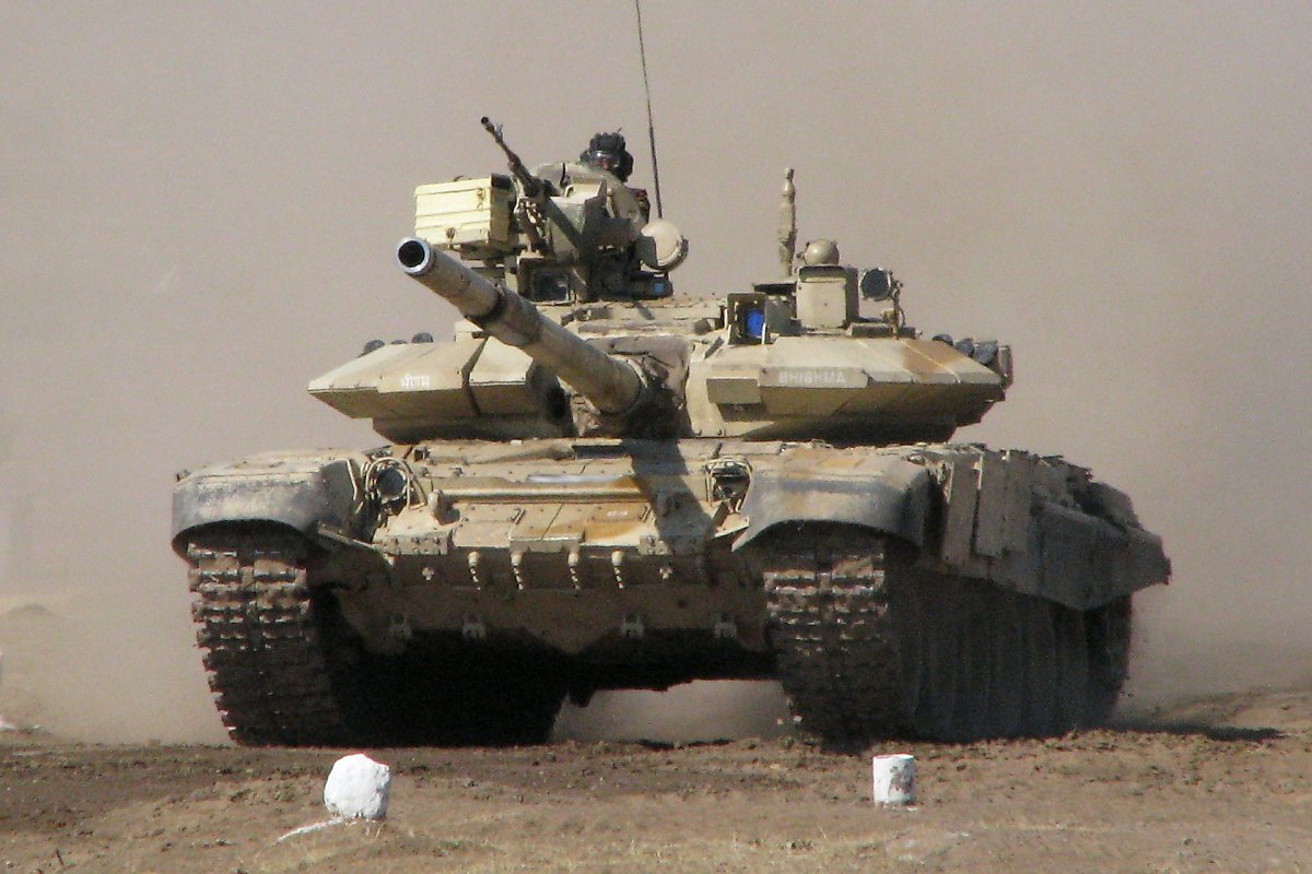 인도군에 납품된 T-90S 비슈마의 기동 장면. TShU1-7 재머를 제거하고 반응장갑을 추가했다. <출처 : Public Domain>