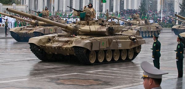 알제리군의 T-90SA 전차가 시가지 행진을 하고 있다. <출처 : Public Domain>