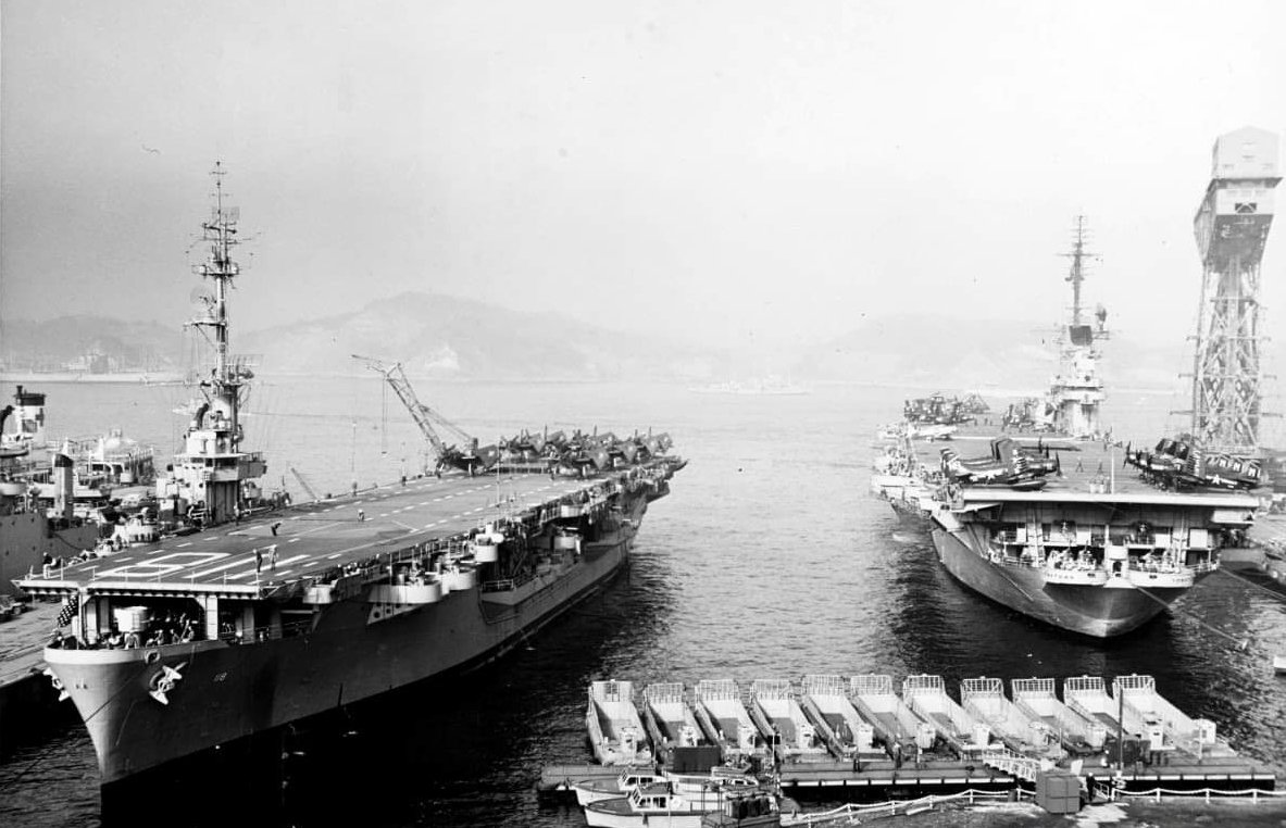 CVA-10 요크타운 항모(좌)와 함께 요코스카 항에 정박한 CVE-118 시실리 항모의 1954년 모습. 커먼스먼트 베이급은 전쟁 후반에 미국이 주도권을 잡은 뒤에 생산되어 2차대전에서 활약의 기회가 많지 않았다. < 출처 : 미 해군 >