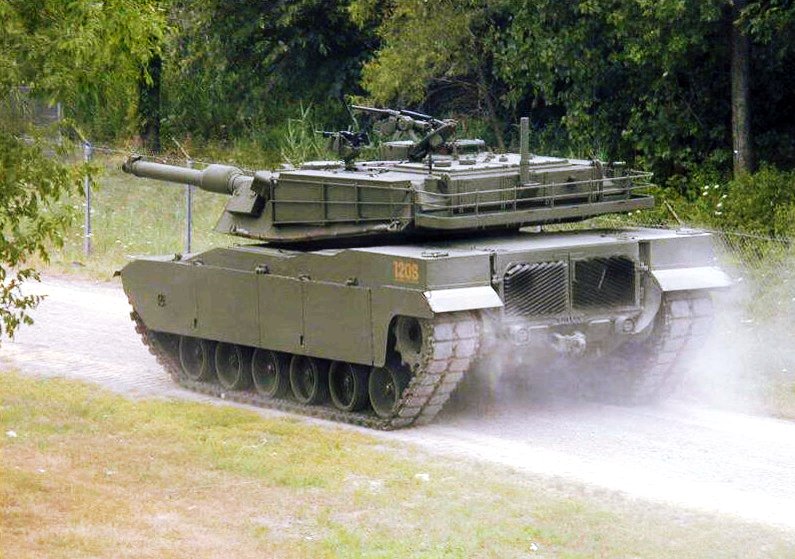 주행 중인 M60-2000 전차의 뒷모습. <출처: Public Domain>